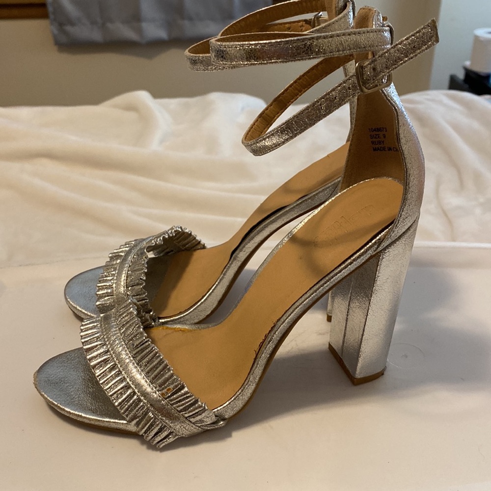 Metallic silver/gray heels - Picture 4 of 5